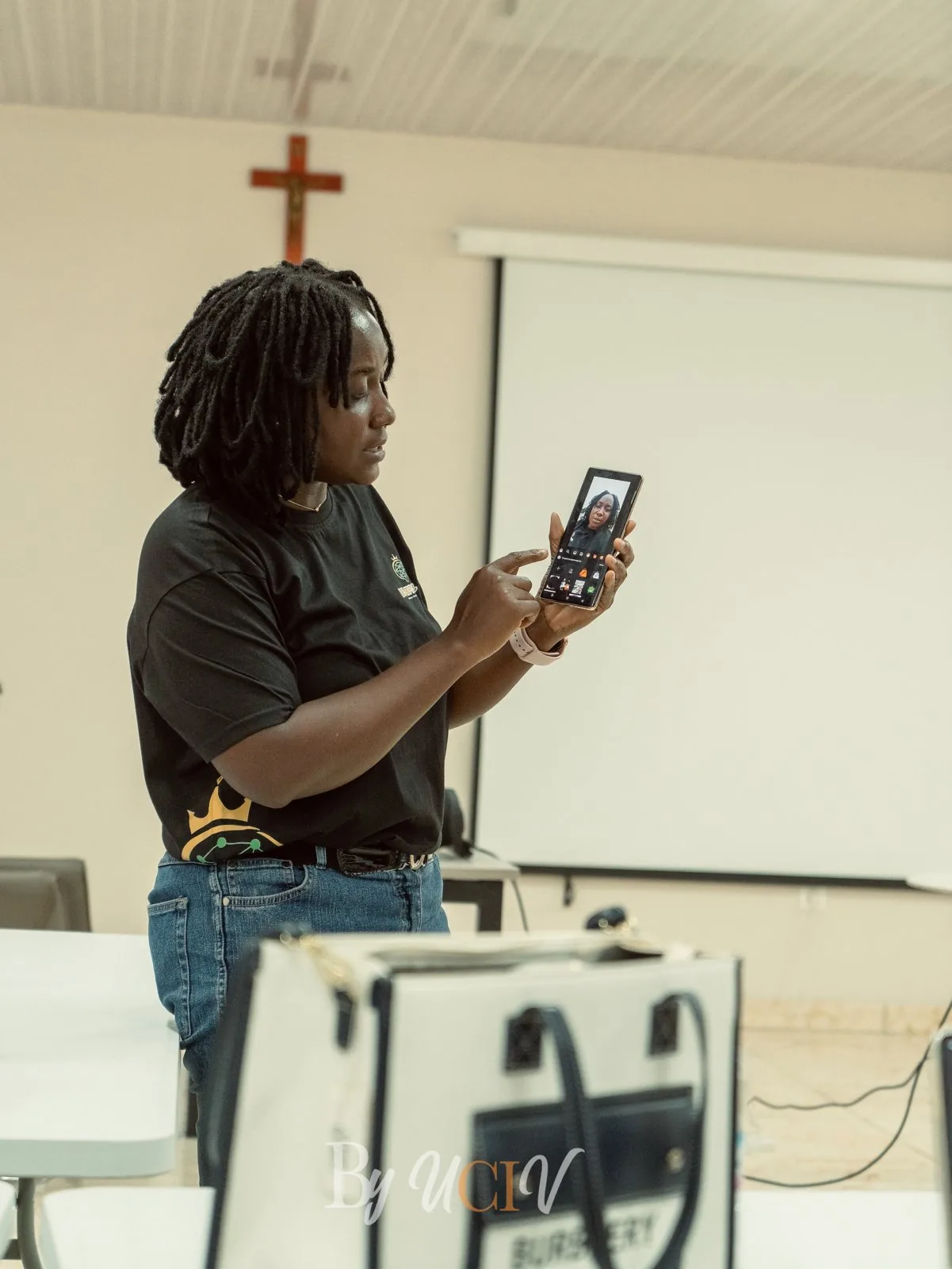 Une participante filme avec son téléphone.