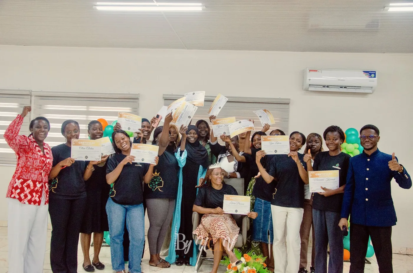 Les participantes montrent leurs attestations de fin de formation.