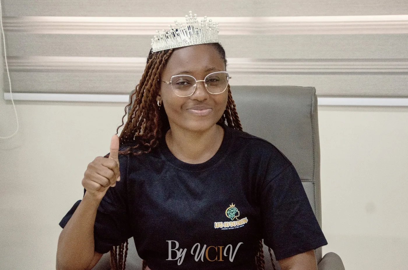 Leticia BOSSON, couronnée Reine du Digital, pose avec sa couronne.
